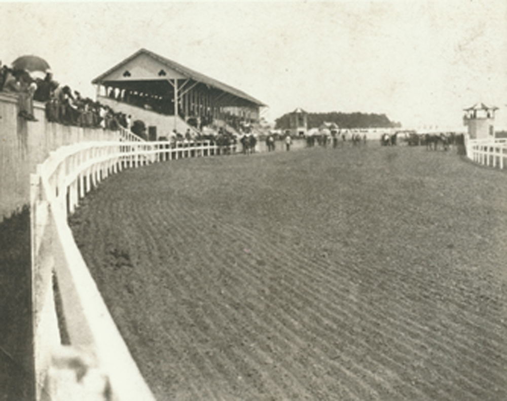 1995.1.2157: View of Saratoga Racetrack before a race, circa 1867 (Museum Collection)