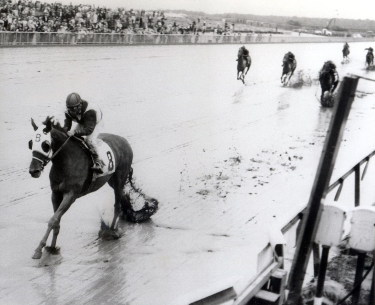 Sam Boulmetis and Tosmah winning the 1963 Mermaid Handicap at Atlantic City (Jim Raftery Turfotos/Museum Collection)