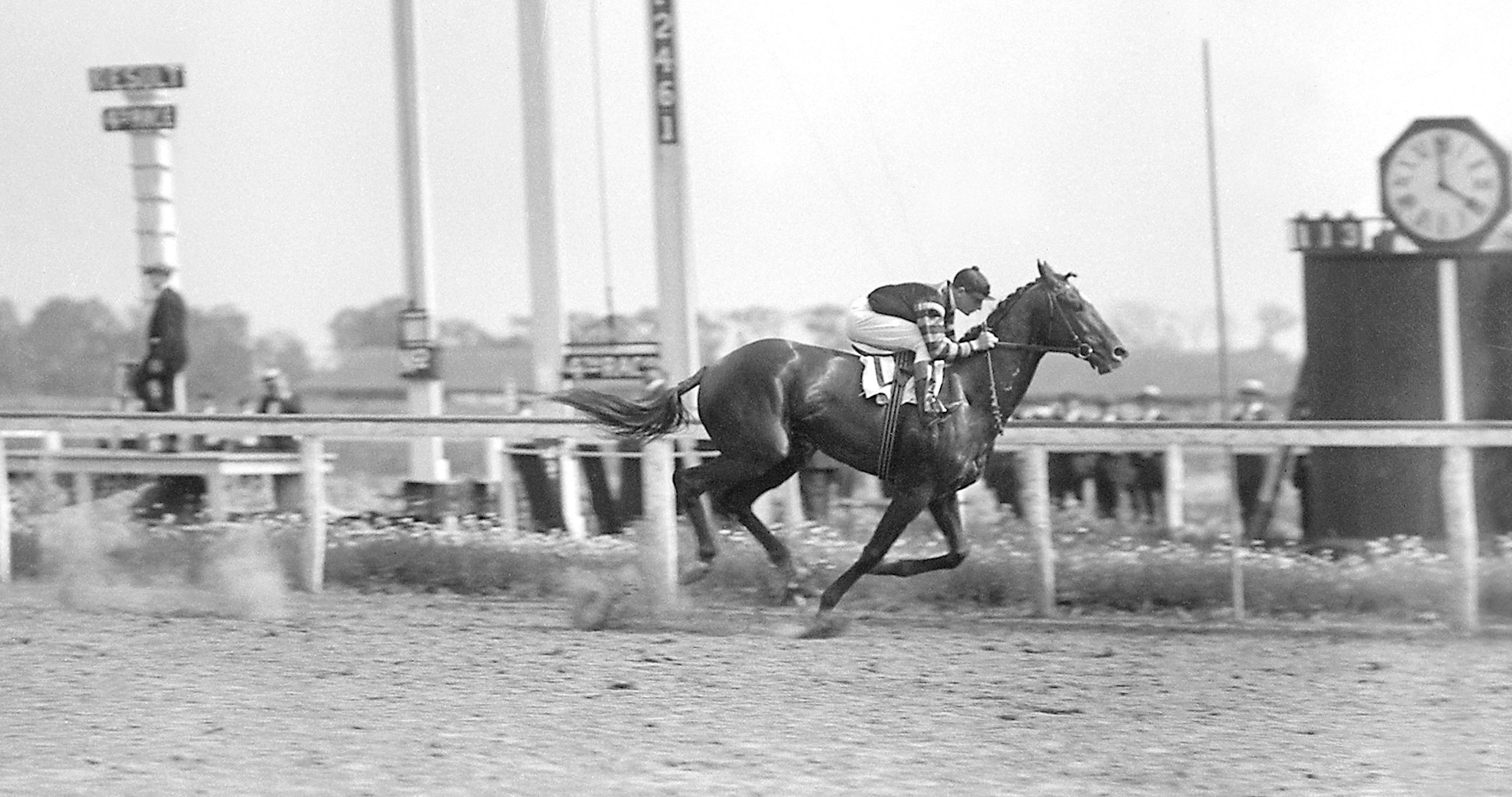 Man o' War, Clarence Kummer up, winning the 1920 Stuyvesant Handicap (Keeneland Library Cook Collection)